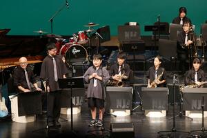 子どもたちが軽快なリズムを奏でた「長岡ジャズキッズ」の単独ライブ=長岡市千秋3