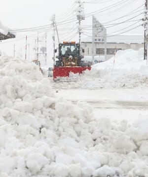 大雪に見舞われた県内＝２月、上越市