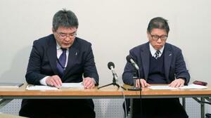 　口頭弁論後に記者会見する中部電力の担当者＝１９日午後、浜松市役所