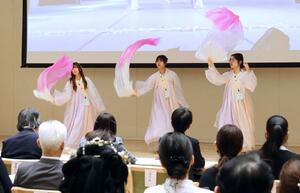 中国の舞踊などが披露された「中日友好『朱鷺杯』漢字文化大会」=23日、新潟市中央区