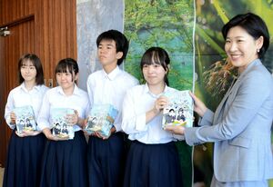 「未来図鑑」を桑原悠町長に手渡す津南中等教育学校の生徒=津南町役場