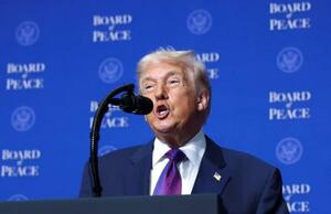 19日、ワシントンで開かれた平和評議会の初会合で話すトランプ米大統領(ロイター=共同)