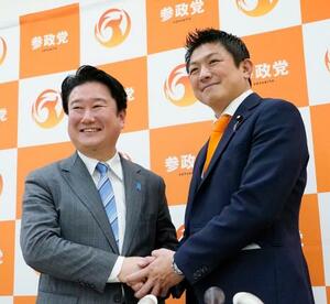 　記者会見で握手する参政党の神谷代表（右）と和田政宗氏＝３日午後、国会
