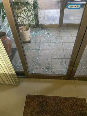 事業所玄関の風除室内にガラスの破片が散乱し、内側のドアにはクマが触ったような跡が残っていた=三条市中新(タカハシダイカスト提供)