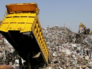 埋め立て地に運ばれた大量の衣料品のごみ(世界経済フォーラム提供)