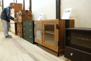 レトロな趣を残しつつ、洋風の空間にも溶け込む品に生まれ変わった桐たんす=田上町田上