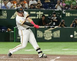 　２回巨人１死一、二塁、リチャードが先制の遊撃内野安打を放つ＝東京ドーム