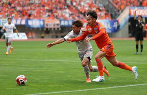 新潟-京都 前半、激しく競るMF伊藤涼太郎=ビッグスワン