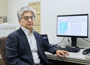 日本海側の海域活断層の特徴などについて語る佐竹健治氏=東京都