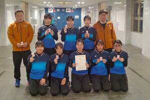 女子団体で8位入賞した新潟県勢チーム=3月27日、三重県営サンアリーナ