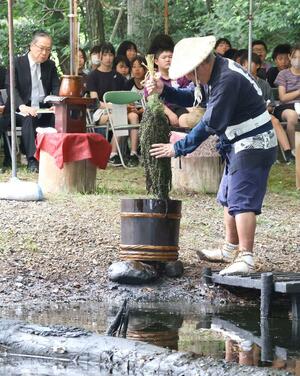 民具「カグマ」で原油を採取した黒川燃水祭=胎内市下館