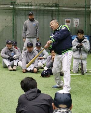 打撃を指導する元ヤクルトの飯田哲也さん＝新潟市中央区