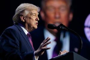 　１７日、米アリゾナ州フェニックスで演説するトランプ大統領（ロイター＝共同）