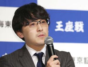 将棋の第73期王座戦勝利から一夜明け、記者会見する伊藤匠二冠=29日午前、甲府市