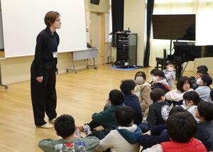 　水戸市立石川小学校の児童に異文化理解の授業をするマシチェンコ・ソフィアさん＝２月２４日午前