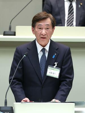就任後初めての市議会で所信を述べる小菅淳一市長＝４日
