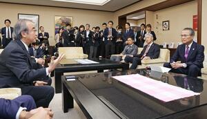 花角英世知事（左）と面会する経団連の筒井義信会長（右）＝１日、県庁