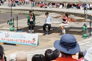アルビレックス新潟の試合前イベントに登場したスパルタの三戸舜介(中央)=新潟市中央区