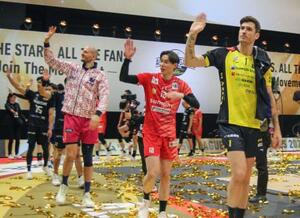 　バレーボールＳＶリーグ男子のオールスター戦で、ファンにあいさつする高橋藍（右から２人目）ら＝ジーライオンアリーナ神戸