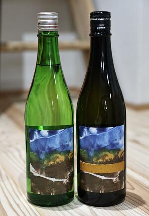 三つの酒蔵が協力して醸した日本酒「Baton」(左)と「Baton Gold」