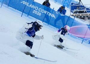 　女子デュアルモーグル１回戦　コブを攻める藤木日菜（手前）と中尾春香＝リビーニョ（共同）