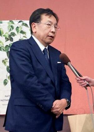 　埼玉５区で敗北し、取材に応じる中道改革連合の枝野幸男氏＝９日未明、さいたま市