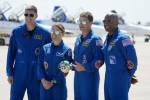 　月周回飛行に向け、米南部フロリダ州のケネディ宇宙センターに到着したＮＡＳＡのリード・ワイズマン飛行士（右から２人目）ら４人＝２７日（ＡＰ＝共同）