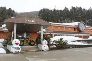 小千谷市が再整備案を撤回した「道の駅ちぢみの里おぢや」＝１１日、小千谷市薭生