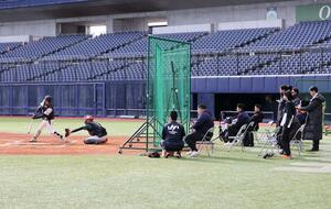  コーチ陣が見つめる中、選手たちがテストに臨んだ＝エコスタ