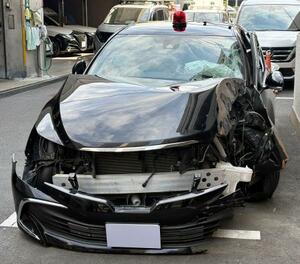 　赤色灯を取り付けて覆面パトカーを装い事故を起こした車＝２０日、警視庁練馬署