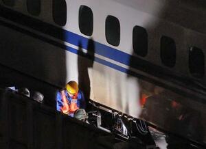 床下から発煙が確認され、JR岐阜羽島駅に停車中の東海道新幹線こだま764号。9号車の外壁が黒く汚れていた=16日午前0時16分