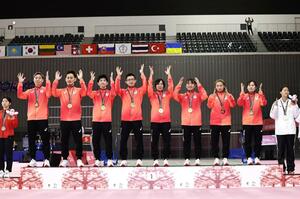 混合団体で優勝し、表彰式に手話で「拍手」する日本＝京王アリーナＴＯＫＹＯ