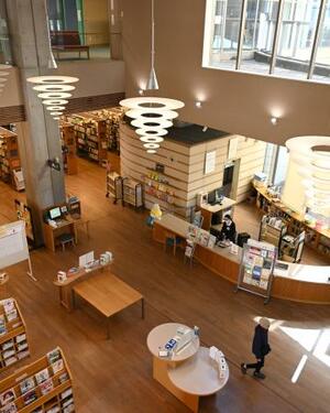 　飛騨市図書館のエントランス。特に用がなくても立ち寄って時間を過ごせる