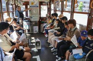 「被爆電車」で開かれた被爆者の証言を聞く会=27日午前、広島市