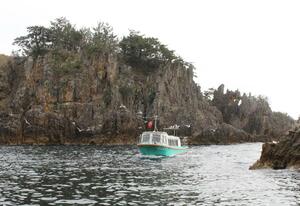 景勝地の尖閣湾で運航されている海中透視船=4月2日、佐渡市北狄