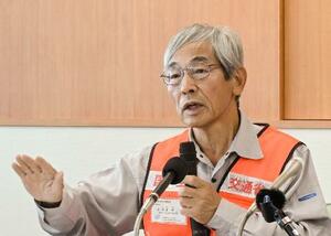 霧島連山・新燃岳の上空からの視察後、記者会見する鹿児島大の地頭薗隆名誉教授=15日午後、鹿児島空港