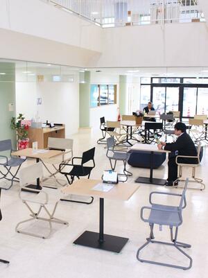 1階のイベントスペース。催事がない日は市民の交流スペースになる=魚沼市本町2