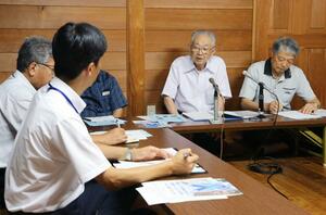 大沢昭一さん(右から2人目)が近況を説明した「再会を果たす会」の活動報告会=7月8日、新潟市西蒲区