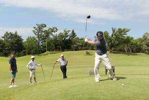 200回の記念大会でプレーを楽しむ「仲良しゴルフ倶楽部」のメンバー=阿賀野市保田