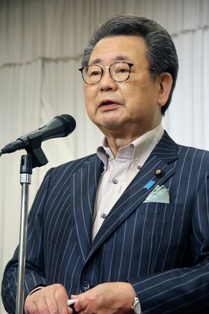 落選を受け、支援者にあいさつする水落敏栄氏=7月11日、東京都千代田区
