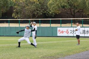ちゅ〜るスタジアム清水で練習するハヤテの選手ら。ＮＰＢを目指す若者が集まっている＝３月、静岡市清水区