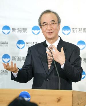 年頭記者会見で2026年の抱負を語る花角英世知事=5日、県庁