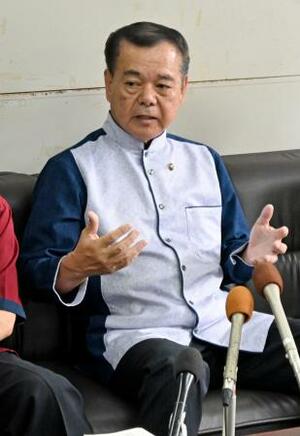 記者会見する沖縄県南城市の古謝景春市長=22日午前、沖縄県庁