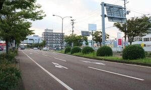 信濃川と中ノ口川に囲まれた地区に商業施設などが集まるJR燕三条駅周辺=三条市須頃2