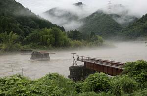 2020年7月の豪雨で被害を受けたJR肥薩線の橋梁(きょうりょう)=2023年7月、熊本県球磨村