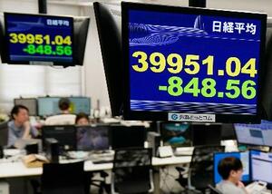 4万円を割り込んだ日経平均株価を示すモニター=4日午前、東京都港区の外為どっとコム