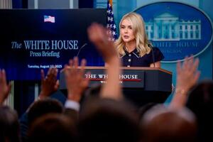 記者団の質問に答えるレビット米大統領報道官=12日、ワシントンのホワイトハウス(ゲッティ=共同)