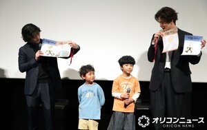 サプライズプレゼントに感激の様子をみせた(左から)染谷将太、金子拓真、野田悠月、岡田将生 (C)ORICON NewS inc.