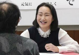 　元受刑者の山口友昭（仮名）と面談する石山正子。「夜は眠れてますか」と体調を気遣った＝２０２５年１２月、北海道函館市の巴寮