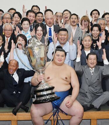 大相撲夏場所で優勝し、賜杯を手に喜ぶ大の里＝２５日、東京・両国国技館（代表撮影）
